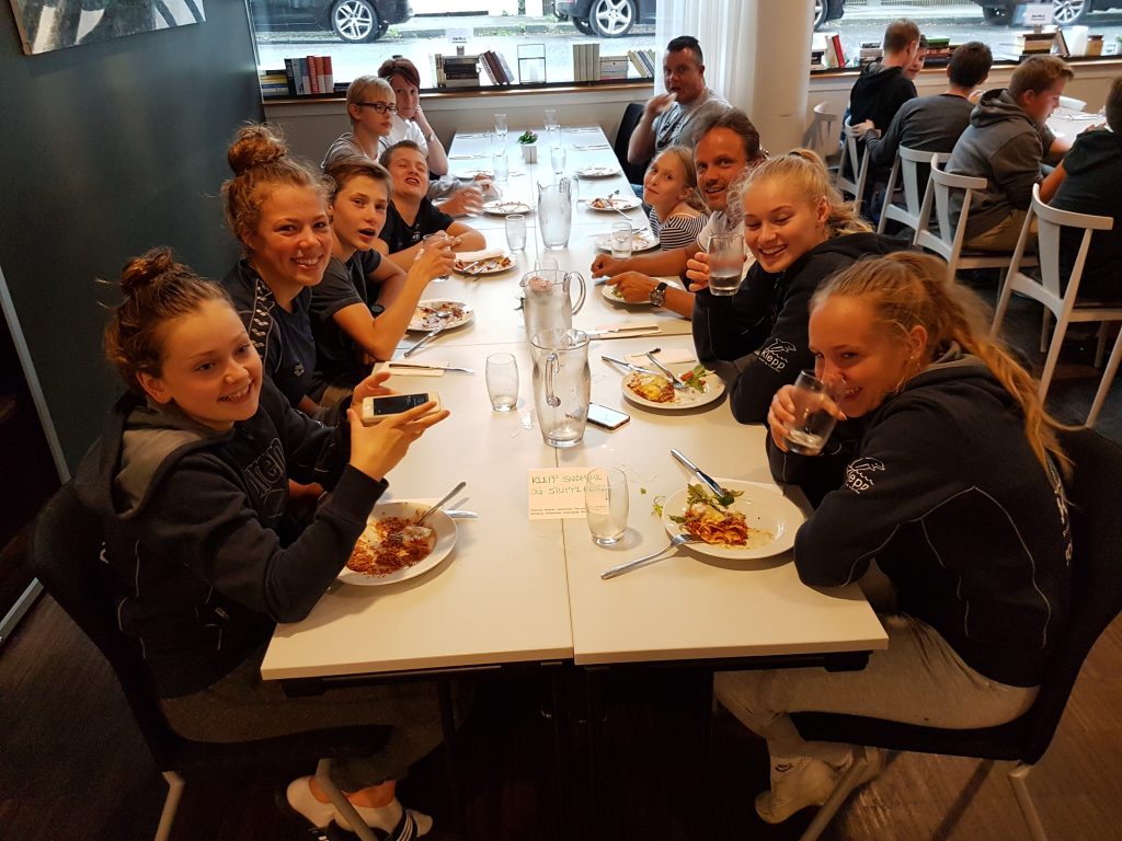 Lasagne og pizzabuffet på hotellet på lørdag.